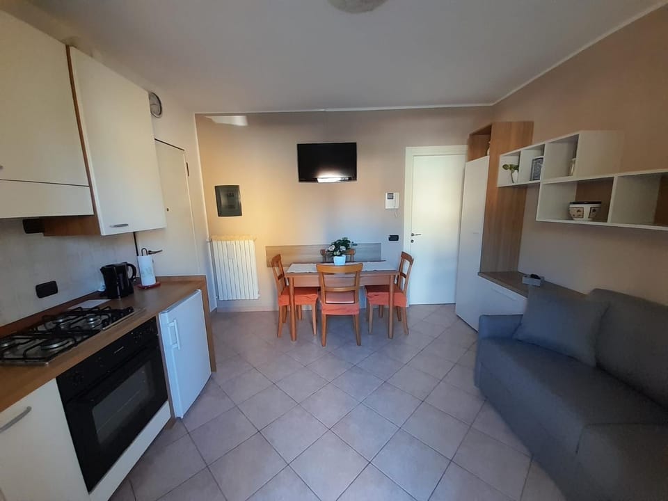 Restaurant/places to eat, TV and multimedia, Seating area, Bedroom, kitchen