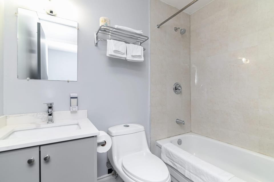 Shower, Toilet, Bathroom, Bath, towels