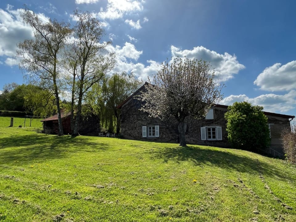 Les Granges de Semur-en-Brionnais with heated poo House in Bourgogne-Franche-Comté