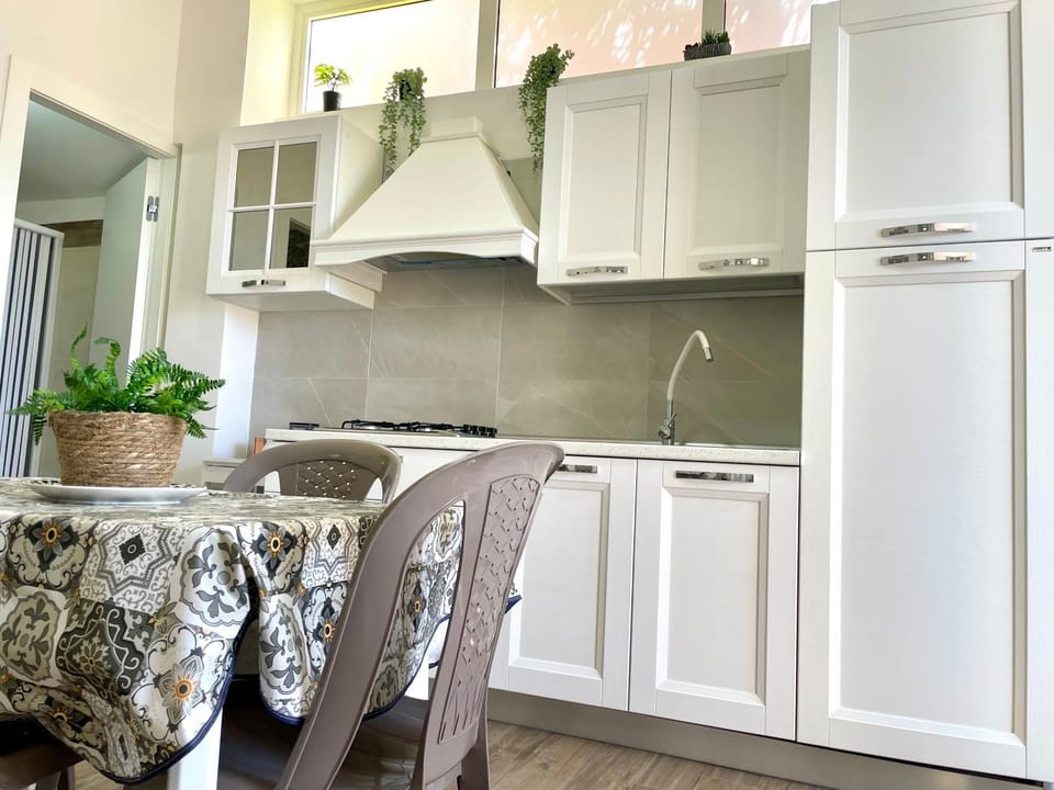 Kitchen or kitchenette, Dining area, kitchen
