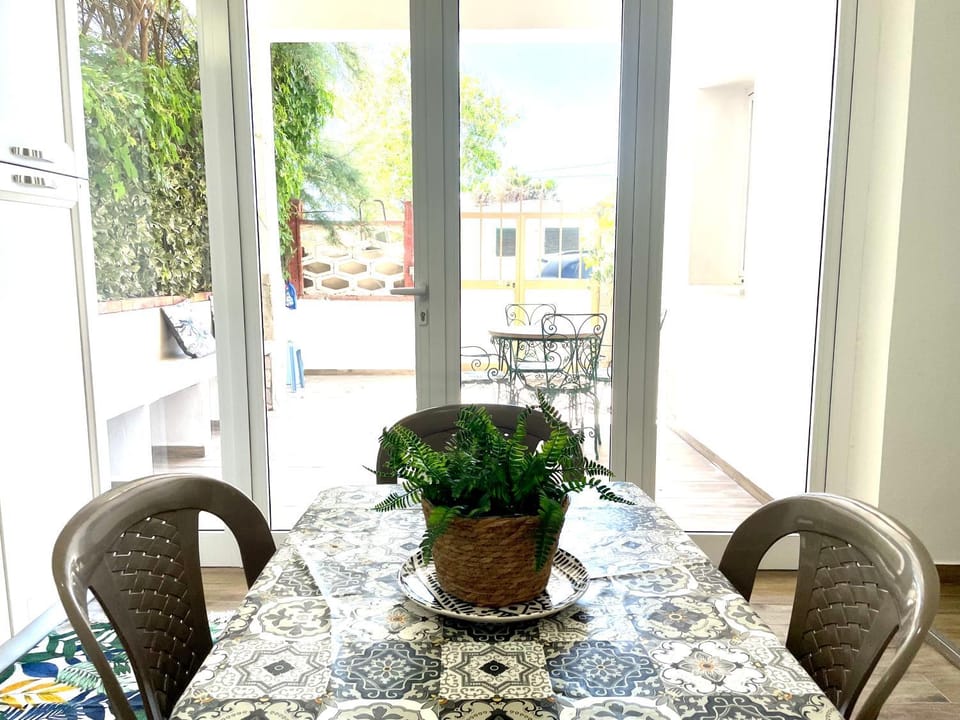 Seating area, Dining area