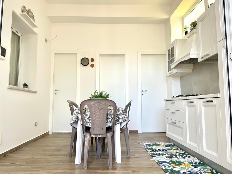 Kitchen or kitchenette, Dining area, kitchen