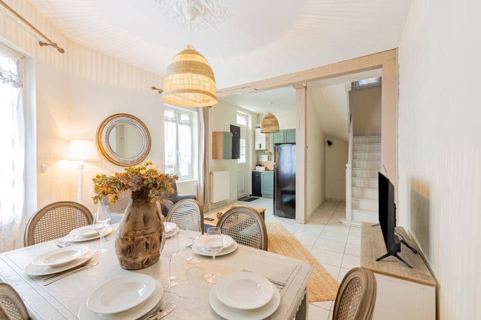 Dining area, kitchen