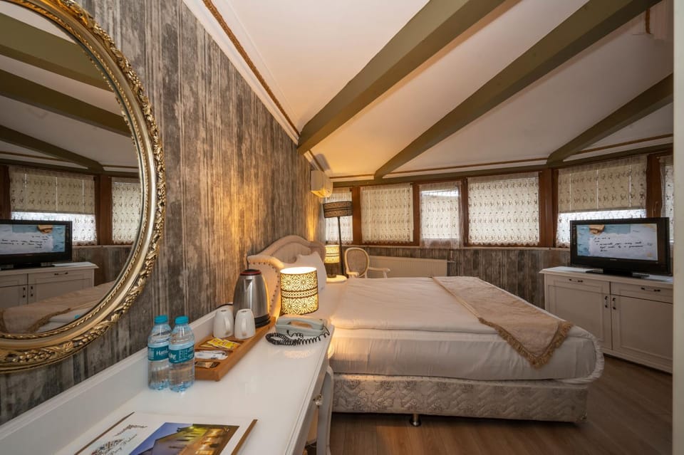 Bed, Seating area, Bedroom