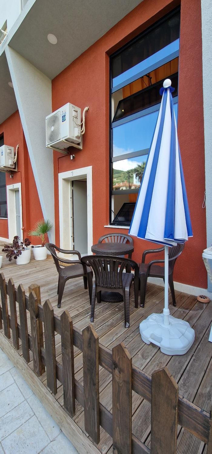 Lovely duplex apartment with patio, 100m from the beach! Apartment in Vlorë
