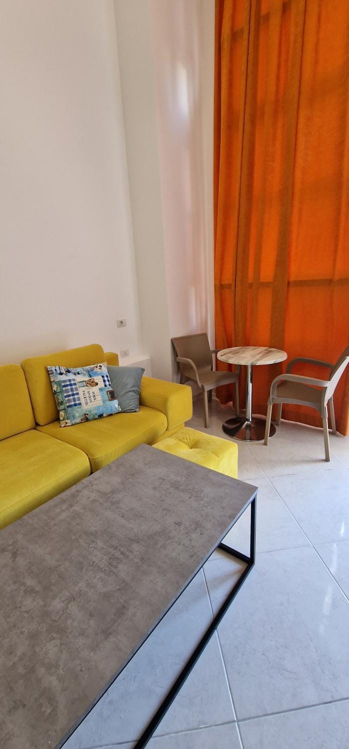 Lovely duplex apartment with patio, 100m from the beach! Apartment in Vlorë