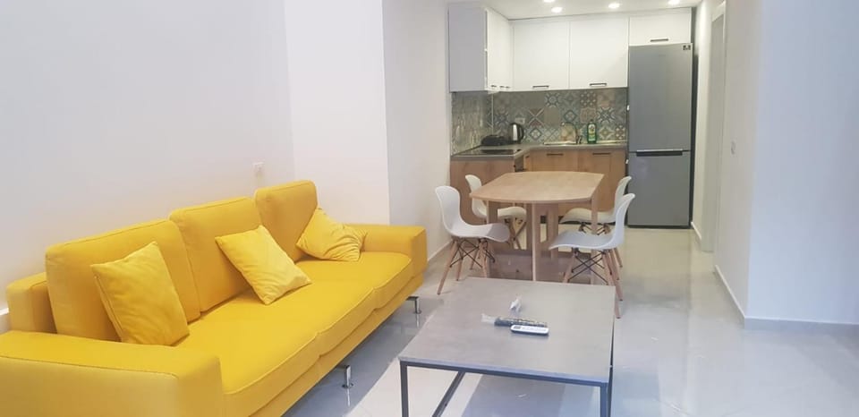 Lovely duplex apartment with patio, 100m from the beach! Apartment in Vlorë