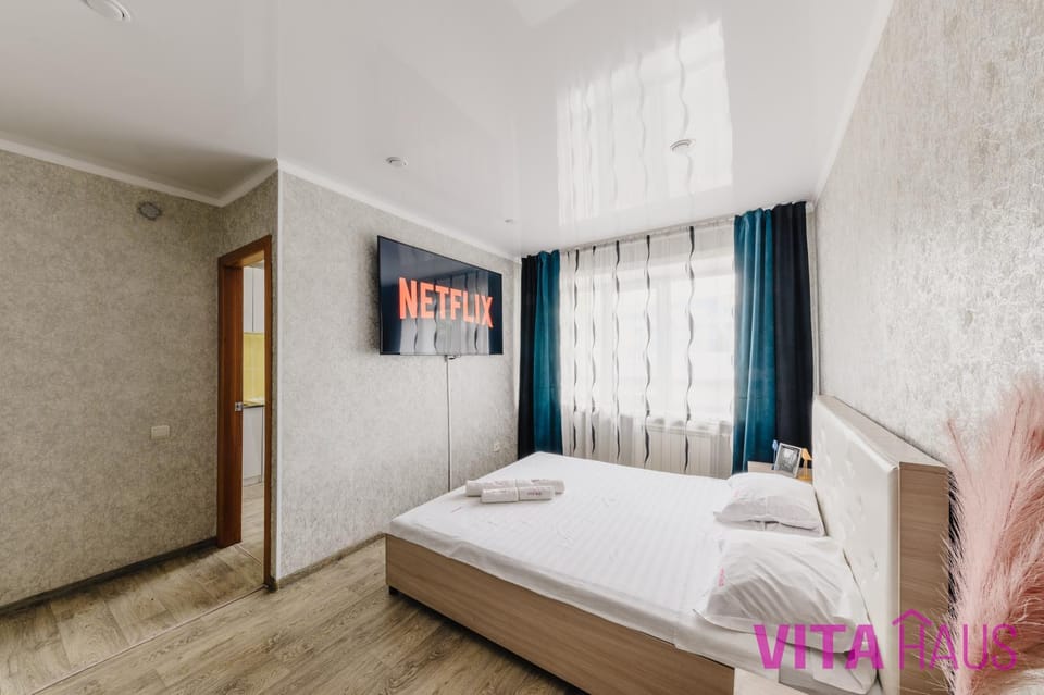 Bed, TV and multimedia, Photo of the whole room, Bedroom, towels