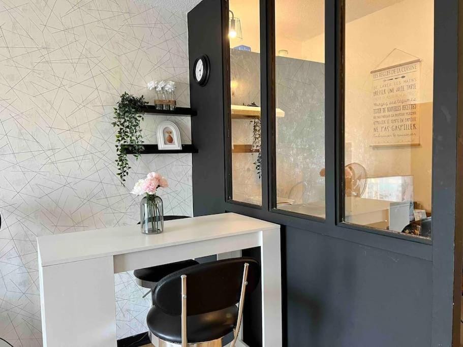 Dining area, minibar