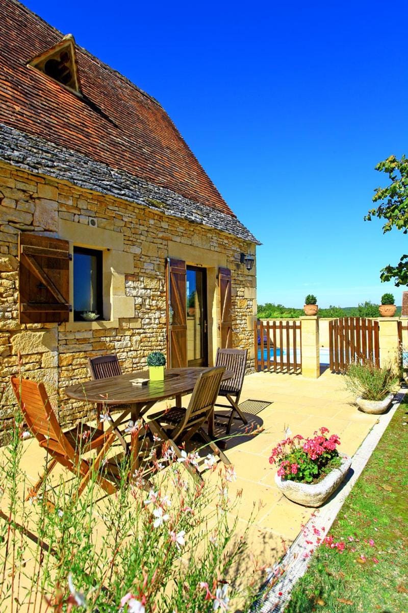 Property building, Patio, Facade/entrance, Garden