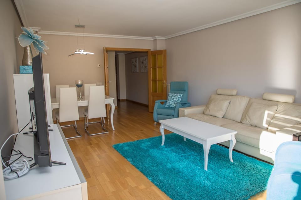TV and multimedia, Living room, Seating area, Dining area