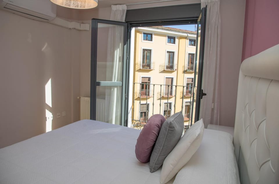 Bed, Photo of the whole room, Bedroom