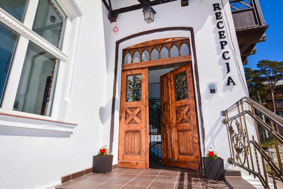 Property building, Facade/entrance, Internal: Not applicable to any particular room