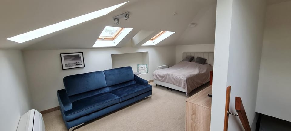 Bed, Seating area