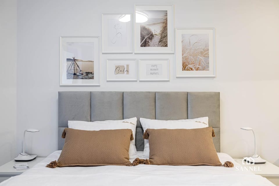 Bed, Photo of the whole room, Decorative detail, Decorative detail, On site