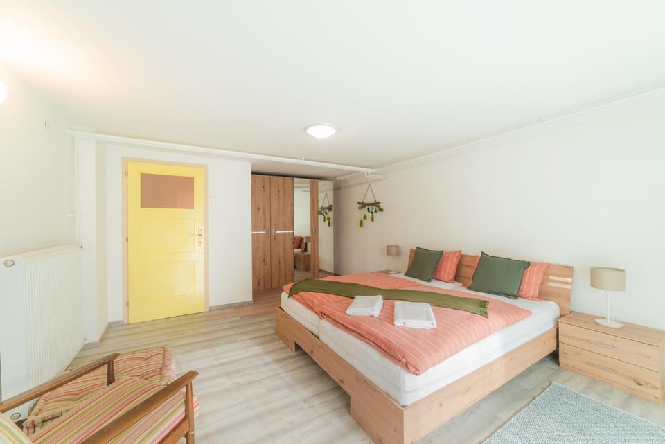 Photo of the whole room, Bedroom