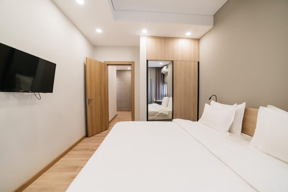 Bed, TV and multimedia, Bedroom