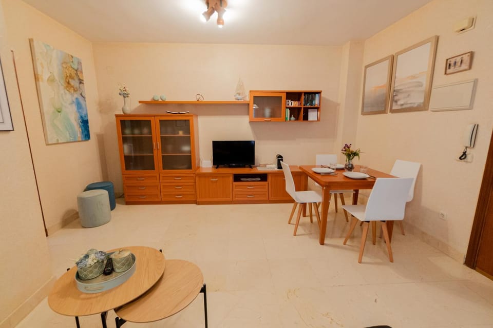 TV and multimedia, Kitchen or kitchenette, Living room, Seating area, Dining area