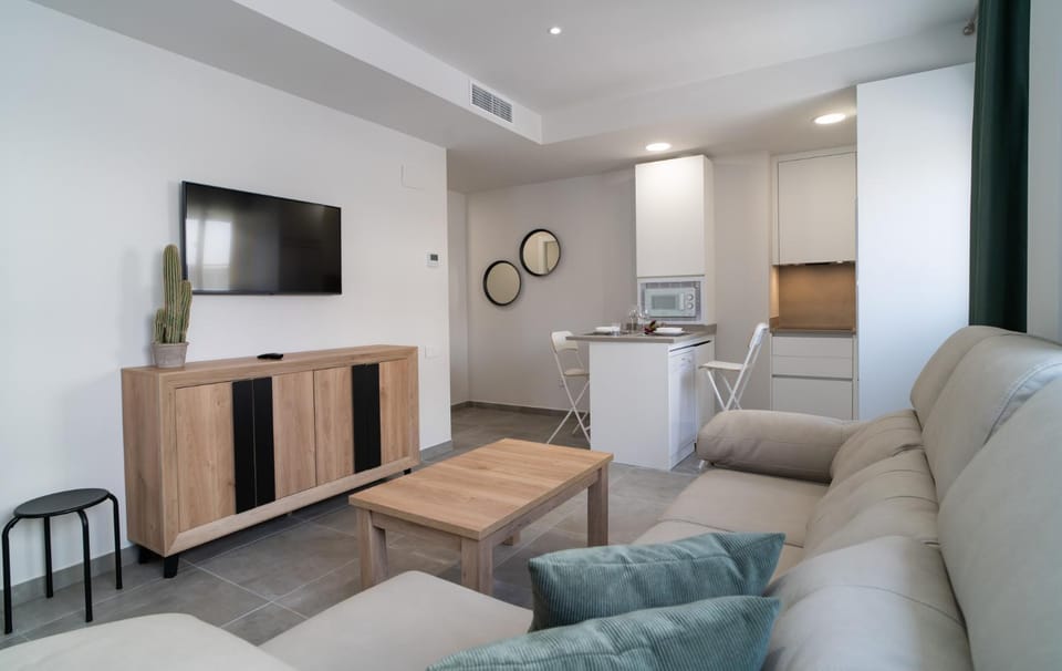 Communal lounge/ TV room, TV and multimedia, Living room, Seating area, Dining area