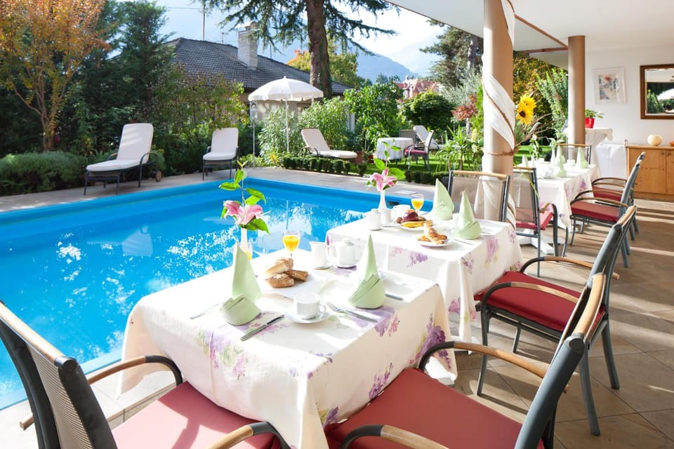 Spring, Day, Garden, Food and drinks, Seating area, Food, Swimming pool, Breakfast