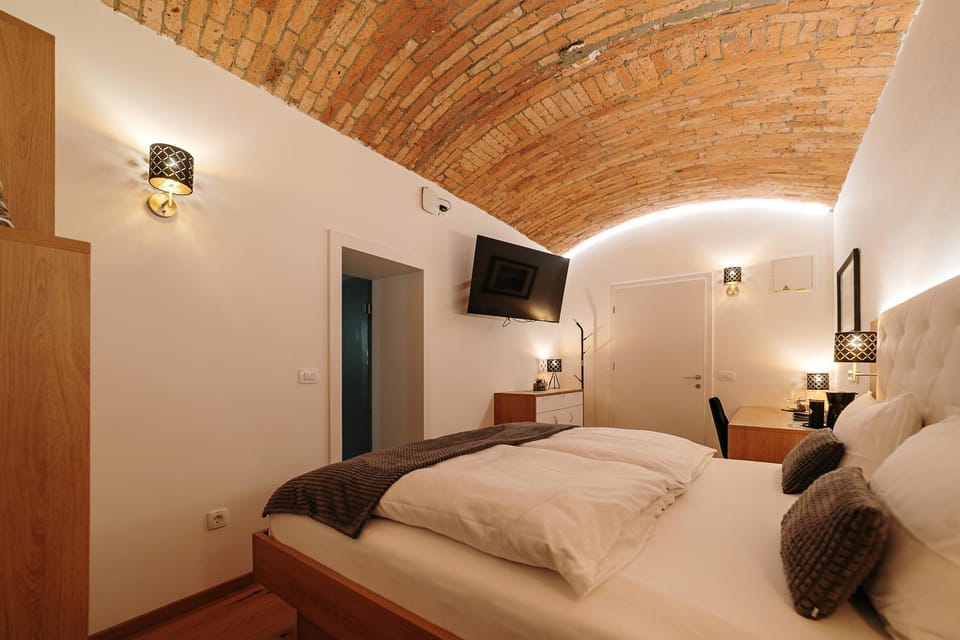 Property building, Bathroom, Bedroom, Breakfast, children, room service, room service