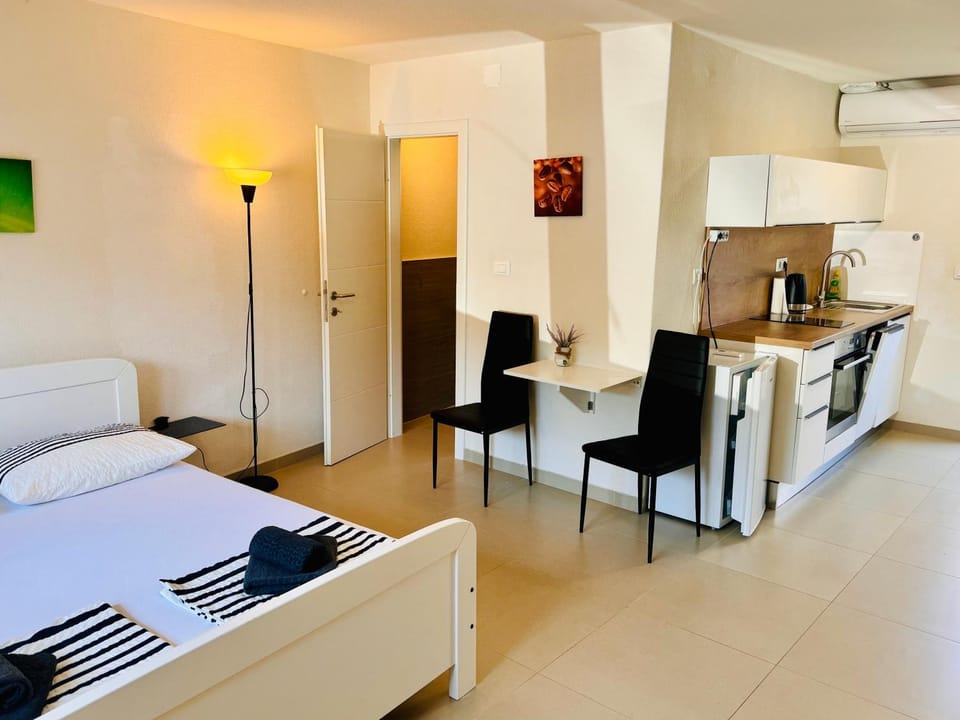 Apartments Kiwi, Rogoznica (Croatia) Apartment in Šibenik-Knin County, Croatia