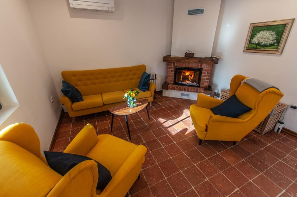 Seating area, flat iron