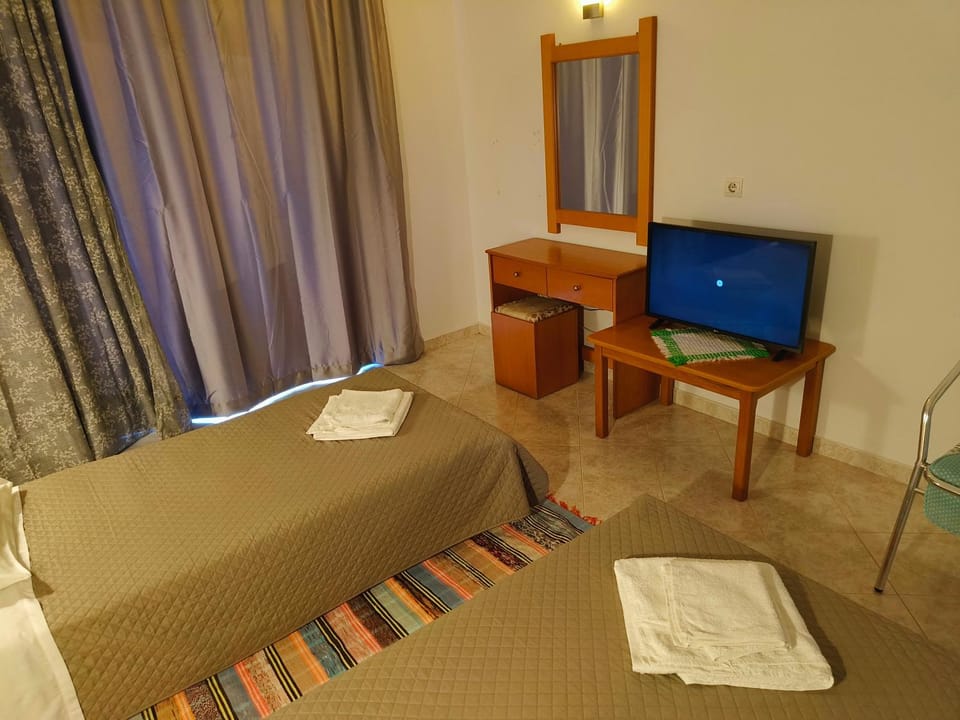 Bed, TV and multimedia, Bedroom, towels