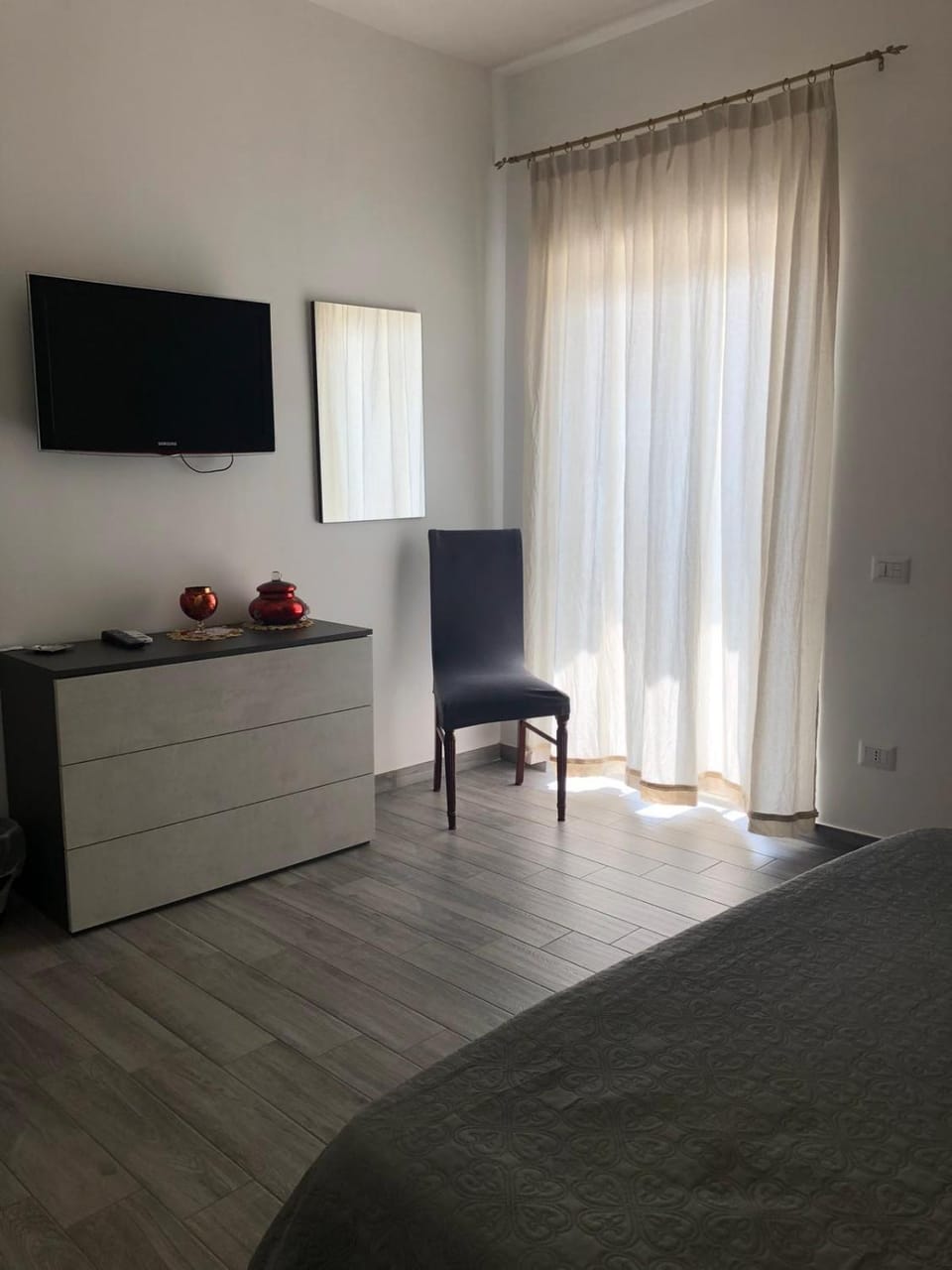 Bed, TV and multimedia, Photo of the whole room, Bedroom