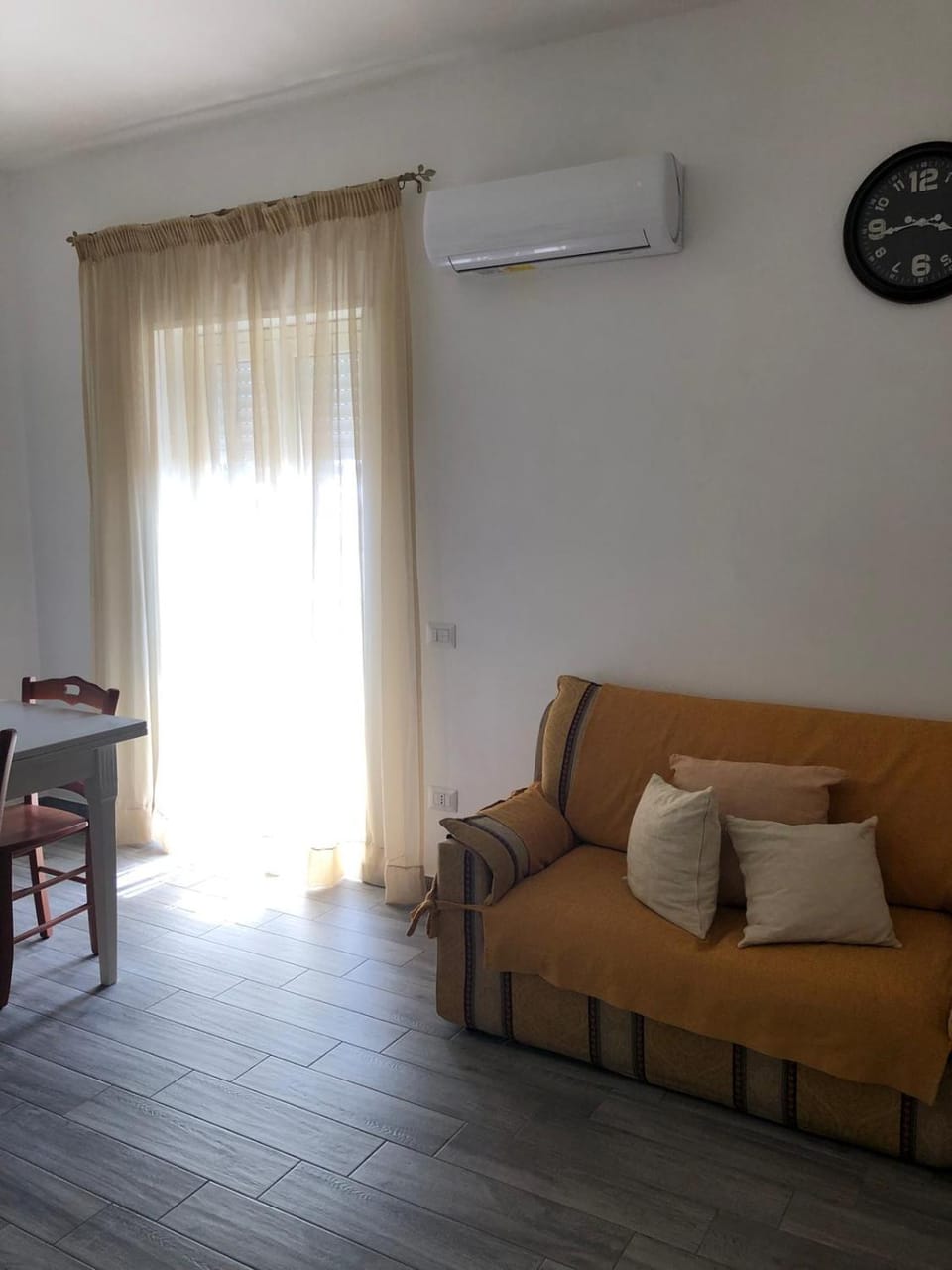 Living room, Seating area, air conditioner
