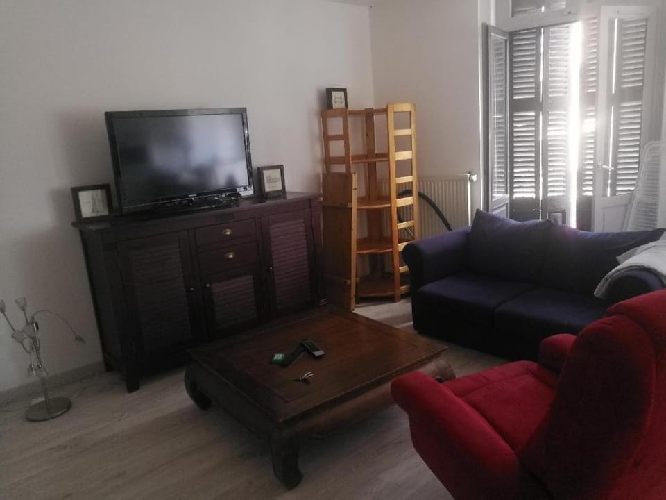 Communal lounge/ TV room, TV and multimedia, Living room, Seating area, Evening entertainment