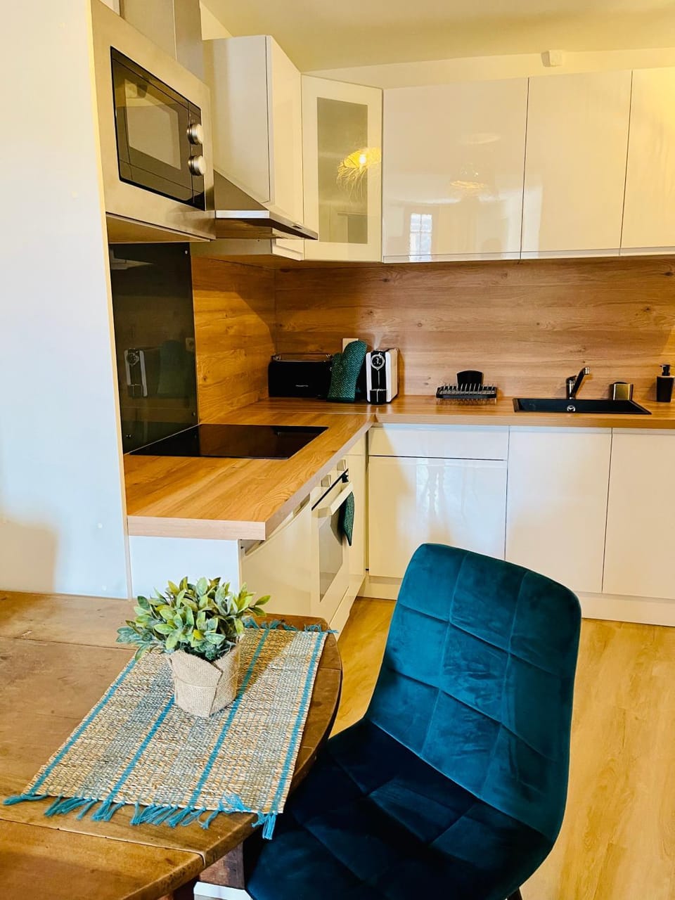 Kitchen or kitchenette, Dining area