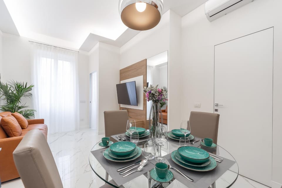 TV and multimedia, Living room, Seating area, Dining area