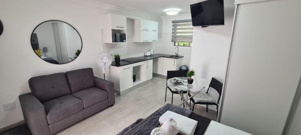 TV and multimedia, Seating area, Dining area, minibar, stove