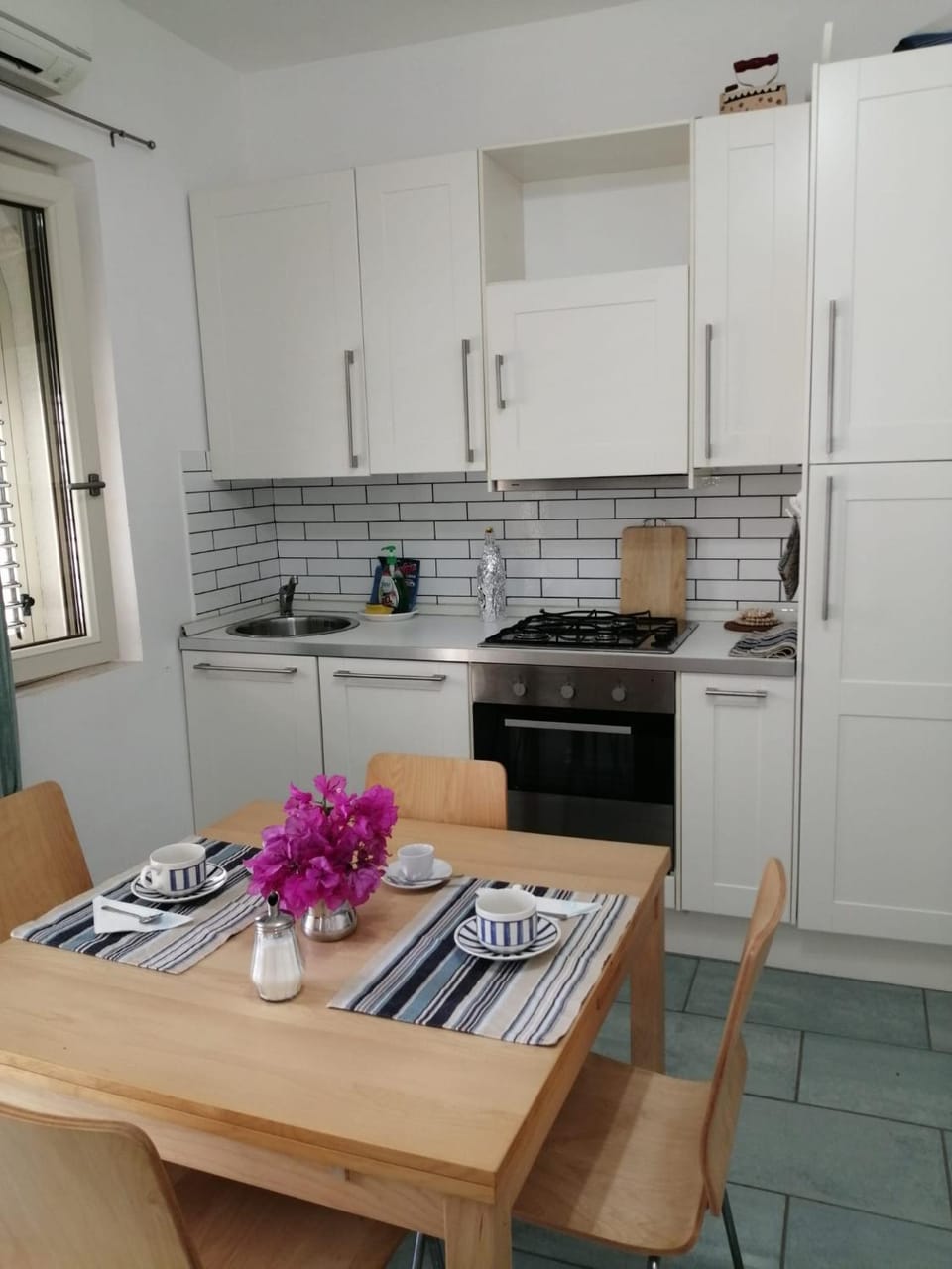 Kitchen or kitchenette, Dining area, dishwasher, stove