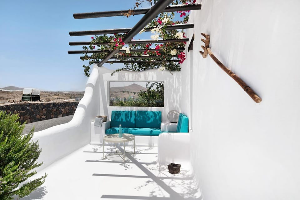 Property building, Balcony/Terrace, Living room