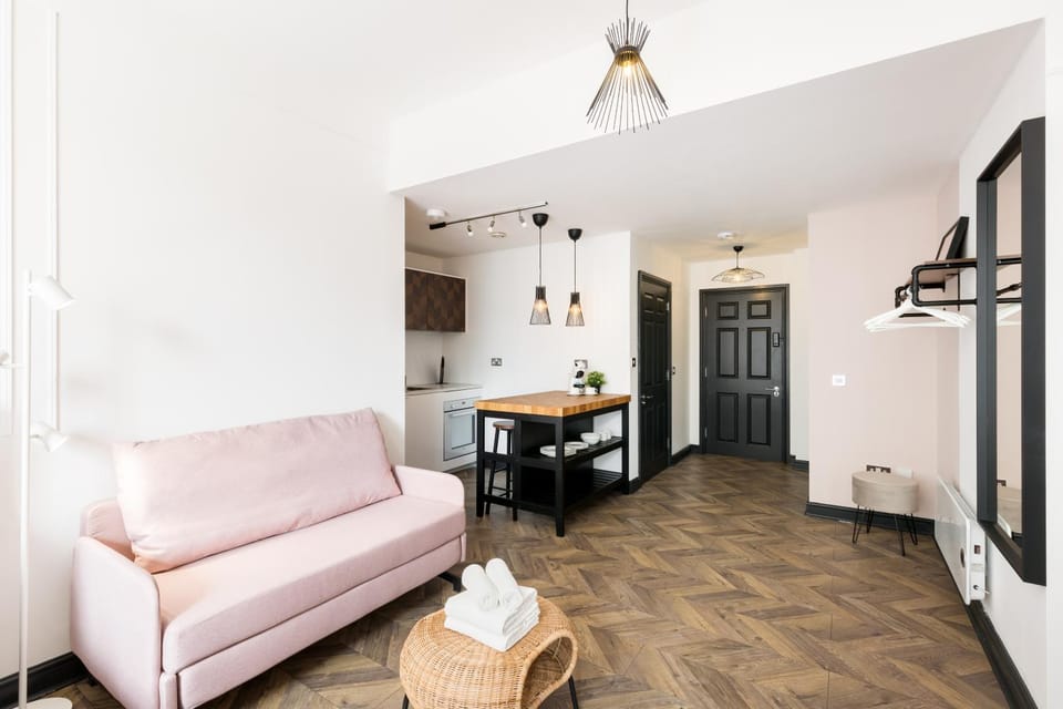 Kitchen or kitchenette, Living room, Photo of the whole room, Seating area, Dining area, minibar, oven