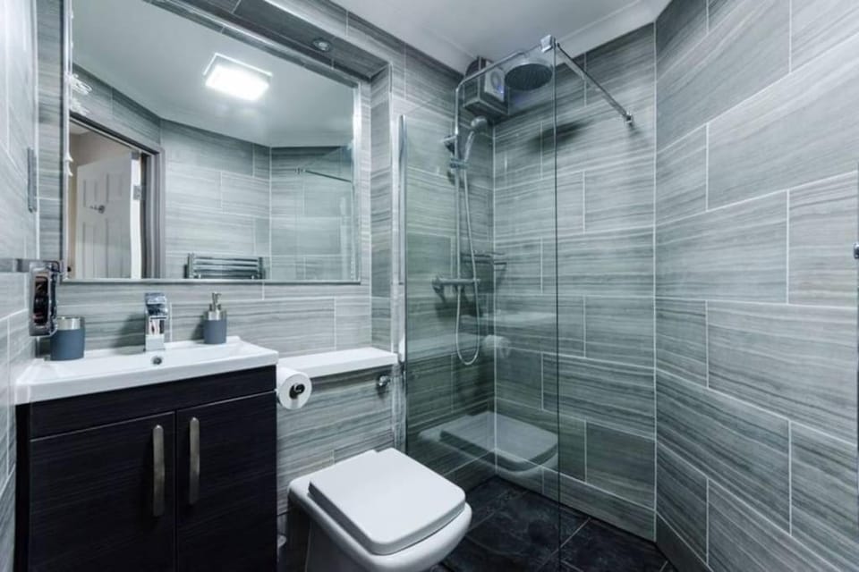 Modern Spacious 1 Bed Apartment with Free Parking in Trendy Inner London Suburb 15 mins walk to Victoria Line Underground then 20 mins to Oxford Street "West End of London" or 10 mins walk to Overground and 10 mins to London Liverpool St "City of London" Apartment in London Borough of Hackney