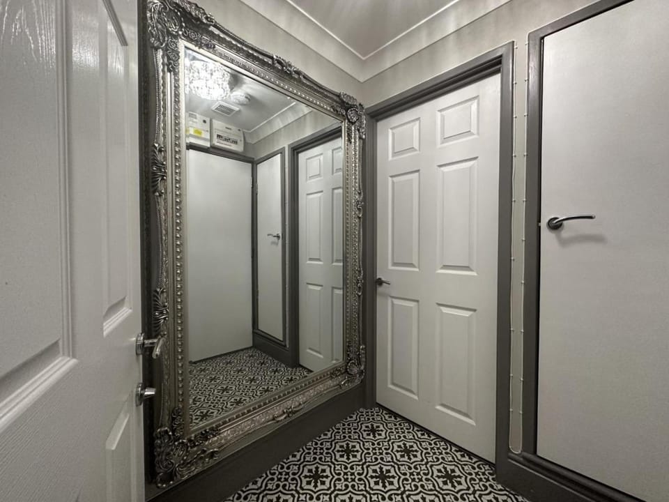 Modern Spacious 1 Bed Apartment with Free Parking in Trendy Inner London Suburb 15 mins walk to Victoria Line Underground then 20 mins to Oxford Street "West End of London" or 10 mins walk to Overground and 10 mins to London Liverpool St "City of London" Apartment in London Borough of Hackney