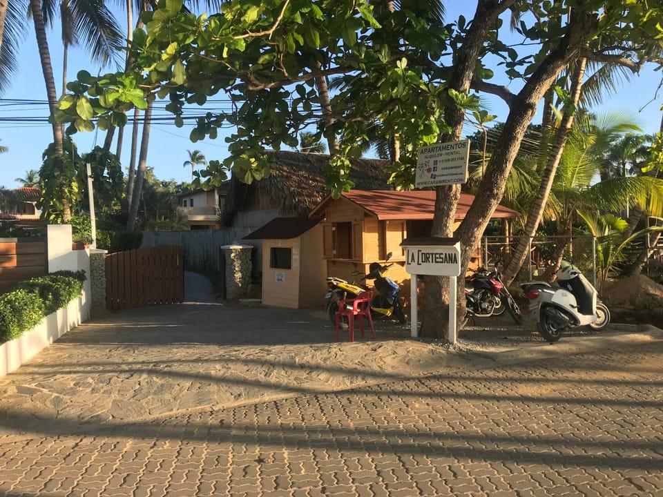 Facade/entrance