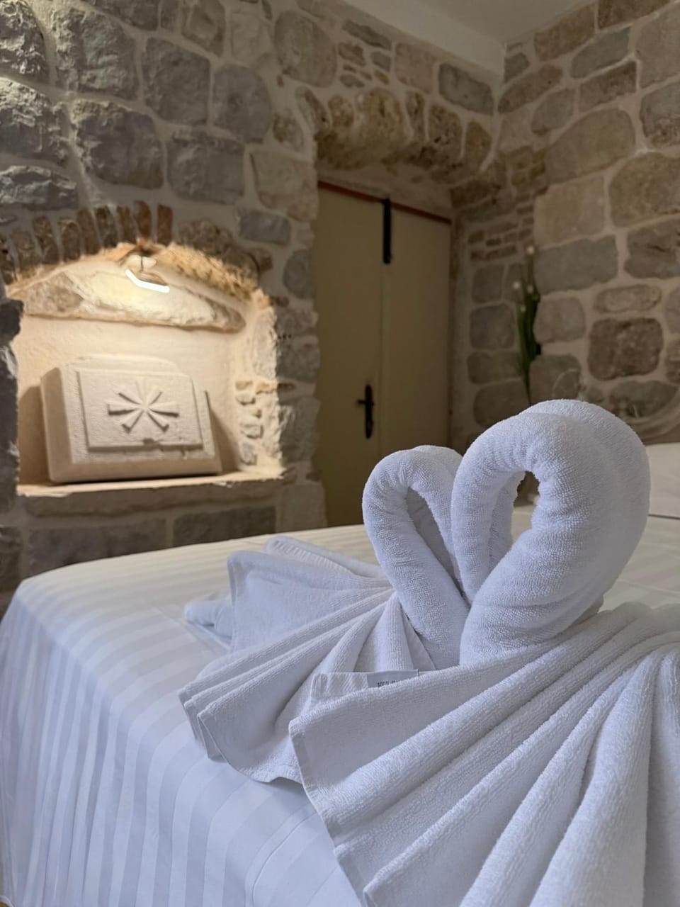 Bed, Bedroom, towels