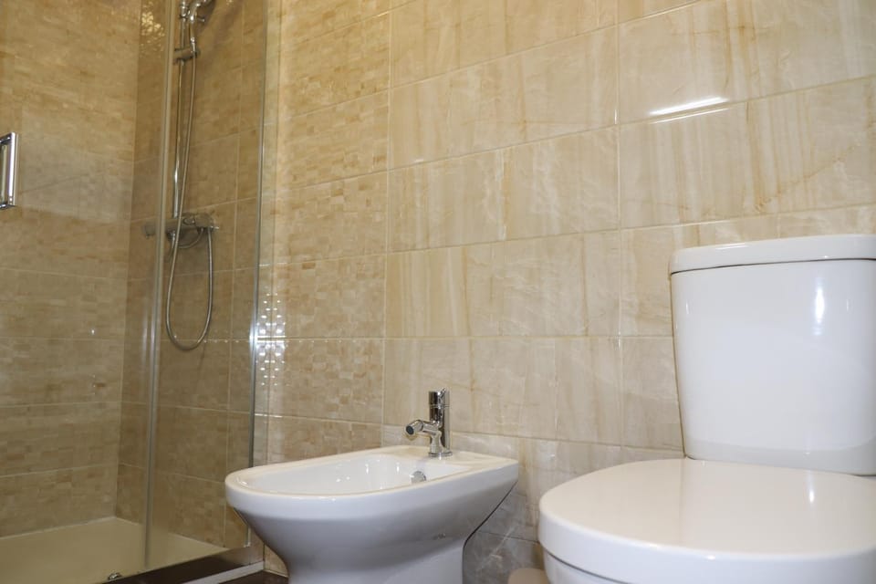 Shower, Toilet