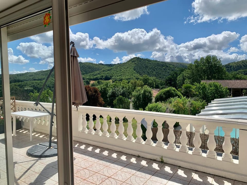 Trois gîtes ensemble dans le même immeuble devant la piscine avec terrasses offrant une vue magnifique, dont une couverte au niveau de la piscine et vue sur la vallée à l'étage House in Occitanie