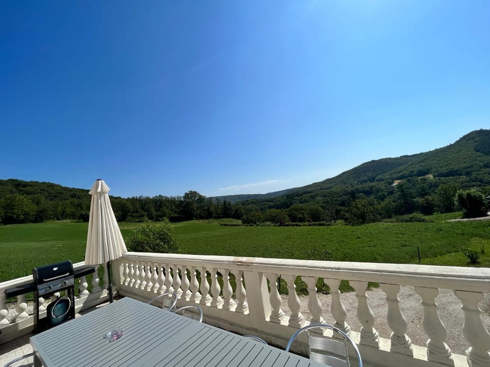 Trois gîtes ensemble dans le même immeuble devant la piscine avec terrasses offrant une vue magnifique, dont une couverte au niveau de la piscine et vue sur la vallée à l'étage House in Occitanie