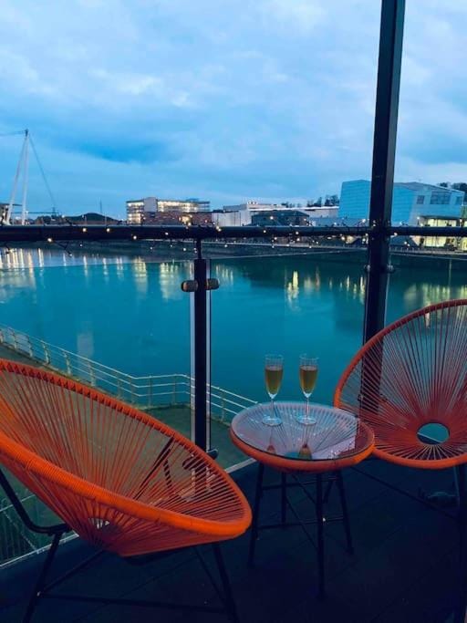 Luxury 2 Bedroom waterfront apartment with balcony Apartment in Newport