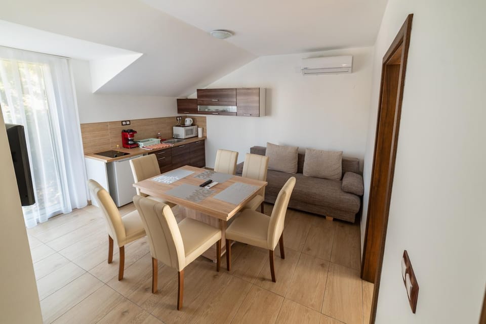 Kitchen or kitchenette, Living room, Seating area, Dining area, minibar, pet friendly, stove, toaster, air conditioner