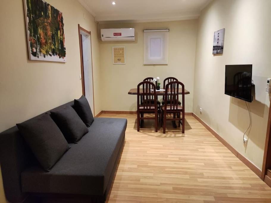 Communal lounge/ TV room, TV and multimedia, Living room, Seating area, Dining area, air conditioner