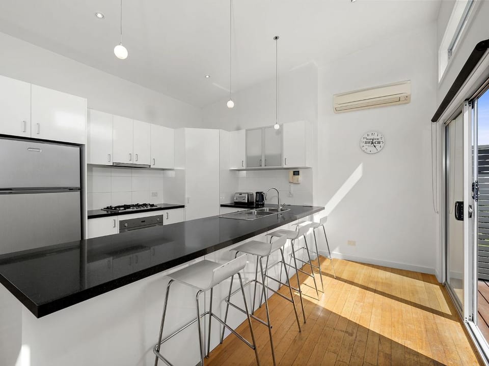 Anderson Central Townhouse - Walk to Shops & Beach House in Torquay