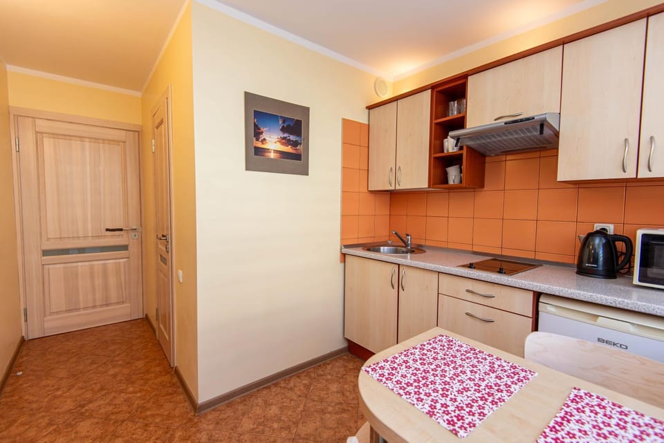 Kitchen or kitchenette, Dining area, microwave, stove