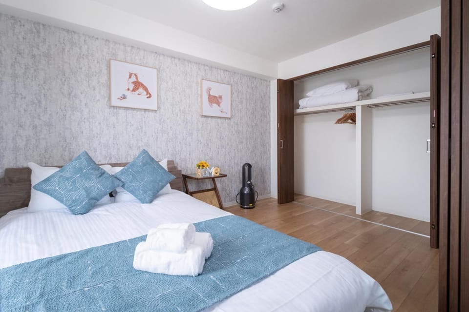 Bed, Photo of the whole room, Bedroom, towels